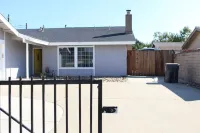 Remodeled cozy home - 2 mins from hospital and 15 mins from VAF base- Hotels in Santa Maria