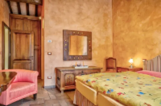 Idyllic guest house in Tuscan country house style with swimming pool