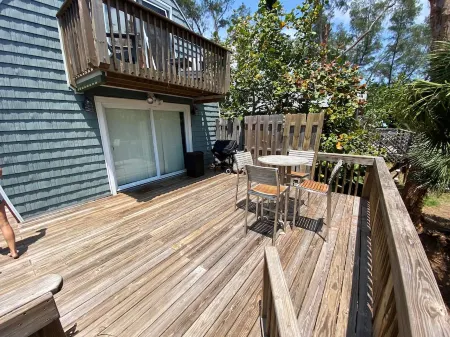 Island Beach Barn - charming vacation house with bay/dock and beach access