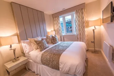 Award winning apartment, central and riverside with terrace and free car parking Các khách sạn ở 
