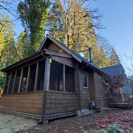 Log Cabin Inn - Cabin 12 on the Mckenzie River - minutes from Tokatee and Loloma