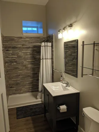 Spacious 2-bedroom, 2-bathroom Industrial Style Loft Apartment.  Village locale! Отели рядом с достопримечательностью «Watson's Chocolates»