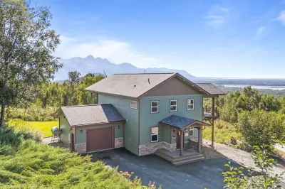 Palmer's Hidden Luxury Mountain Getaway, Now with Hot Tub!