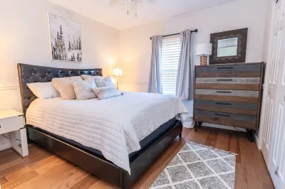 Glens Falls Boutique Stay, near skiing, Lake George, Saratoga, Pool!