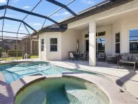 Beautiful Home with Pool on Golf Course in Lely فنادق في Lely Resort