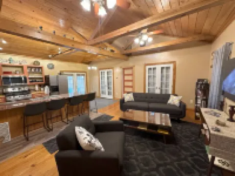 Chez le Fleur: A Cozy 2 Bedroom Home with Patio, Fenced Yard & Wi-Fi Min to I-10 Hoteles en Scott