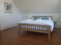 Contemporary Beach House with sea views and short walk to Blue Flag beach Hotels in Porthtowan
