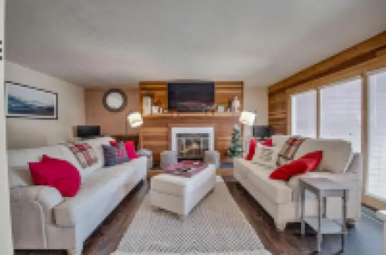 Silverthorne Condo with Mtn views, Pool & Hot tub