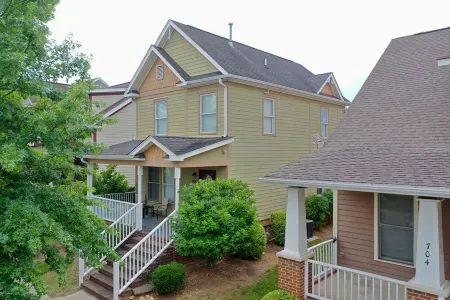 3-5 Mins from Downtown Cozy Clean & Newly Renovated 2 level Home