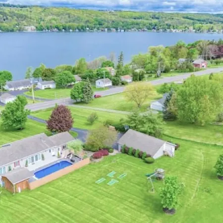3BR Lakeview-HotTub-Firepit-Gameroom-PuttPutt