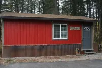 Tiny Red Farmhouse centrally located in Columbia Falls - Chalets