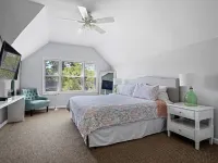 Cheerful 6-bedroom residential home with pool and jacuzzi. Short walk to the bay