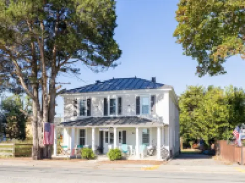The Lyellton House: 6 Bd 4Ba - Steps to Shops & Shore - Pet Friendly Hotels in Colonial Beach