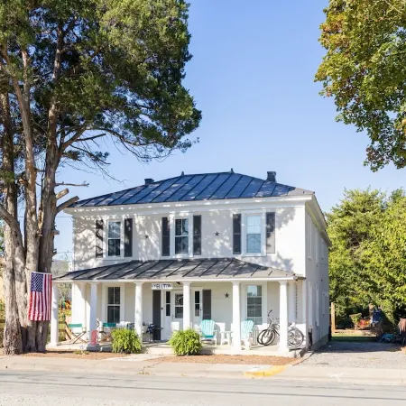 The Lyellton House: 6 Bd 4Ba - Steps to Shops & Shore - Pet Friendly