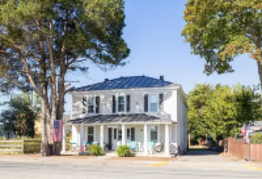 The Lyellton House: 6 Bd 4Ba - Steps to Shops & Shore - Pet Friendly
