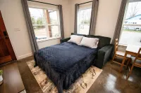 Come stay at Two Lakes Cottage just minutes away from Bois d’Arc Lake