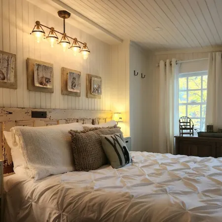 Peaceful Lakeside Haven w/private dock; boating, hiking swimming just steps away