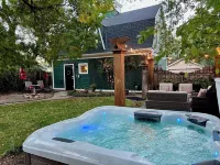 Historic Downtown Home, Sleeps 12, 5 Kings, Hot Tub, Private Courtyard
