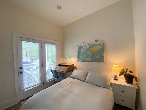Spacious 2 bedroom apartment next to Forsyth Park