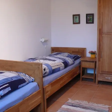 Comfort apartment with lake view, balcony, beach and. close to shopping, quiet, WiFi