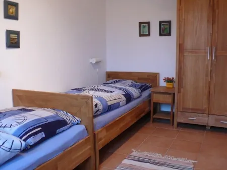 Comfort apartment with lake view, balcony, beach and. close to shopping, quiet, WiFi