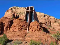 Luxe Serenity - Remodeled home walking distance from Chapel of the Holy Cross.