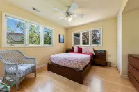 Hot tub open all year! Private heated pool, sleeps 10 near downtown New Buffalo! Hotels in New Buffalo