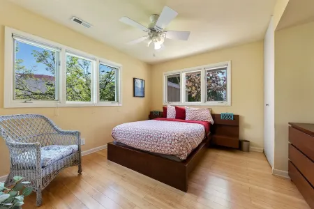 Hot tub open all year! Private heated pool, sleeps 10 near downtown New Buffalo!