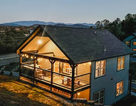 Minutes to Dollywood! Hot Tub, Game Room, Main Floor King Bdrm, Bunkroom! Отели рядом с достопримечательностью «Зоопарк Рейнфорест Адвенчерс»