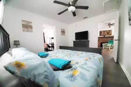 Up to 10 guests - Just min to Clearwater Beach & Indian Rocks Beach Отели рядом с достопримечательностью «Ларго Спортс Комплекс»