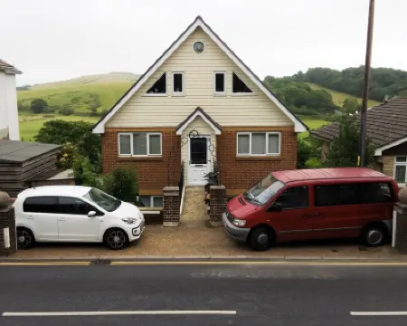 Lovely Bright Garden Apartment Overlooking Rspb Reserve. Brading Hotels in 