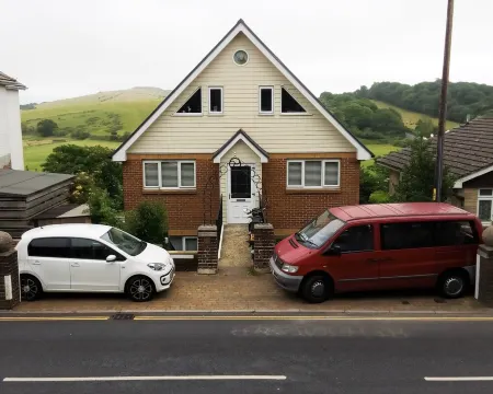 Lovely Bright Garden Apartment With WiFi & Spa overlooking RSPB reserve. Brading Отели рядом с достопримечательностью «Brading Roman Villa»