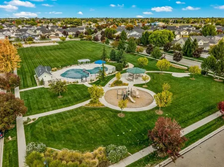 Beautiful Home with HOT TUB, COMMUNITY POOL & GAME ROOM.