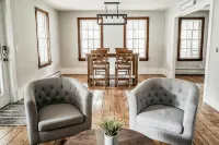 Spacious 4 bedroom home, close to hiking trails and Gore mountain for skiing Hotel a Schroon