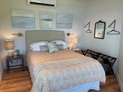 Stunning Shoreview Studio steps to the  Beach and Cabot Street-close to Salem Hotel dekat Endicott Hall