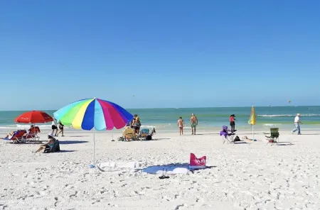 Enjoy the crystal white sands of Siesta Key! Отели в г. Сиеста-Ки