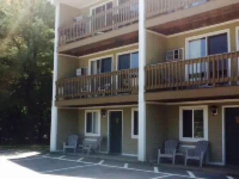 Misty Harbor Resort, Walk to Concerts at NH Bank Pavilion Beach on Lake Winni Hotels in Gilford