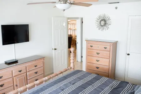 302 Beautiful 3bdrm/3bath Gulf front w Jacuzzi-Heated Pool Btwn Clrwtr- St Pete