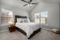 Tylers Razorback Getaway sleeps 4 Hotels in Fayetteville