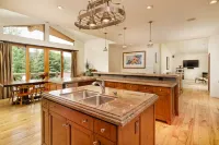 Apres’ Ski here. Location,location. Spacious,clean,well appointed home. Hot tub.