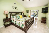 New Palm Tree III - Free Heated Pool/Spa ( Kayaks, Paddle boards, and bikes) Hotels in Apollo Beach