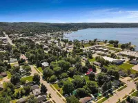 Nautical Themed - Downtown Boyne City Getaway Close to the Lake - Wi-Fi