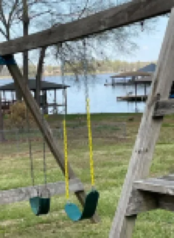 Beautiful fully furnished lakefront house