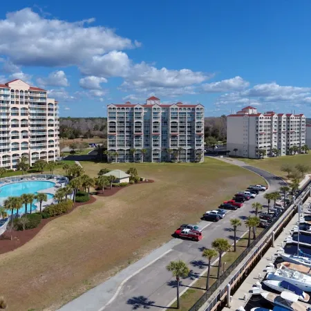 Vibrant Beachy Condo! Barefoot Landing Resort! Yacht Club Villa by the Beach! Отели рядом с достопримечательностью «Поле для гольфа Barefoot Landing»