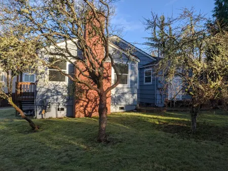 Cute Edmonds Bowl Cottage