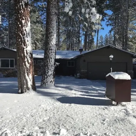 PineCone Lodge - 3 bed/2 bath - South Lake Tahoe (sleeps 6)