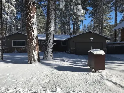 PineCone Lodge - 3 bed/2 bath - South Lake Tahoe (sleeps 6)