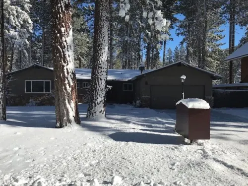 PineCone Lodge - 3 bed/2 bath - South Lake Tahoe (sleeps 6) - 4-Star