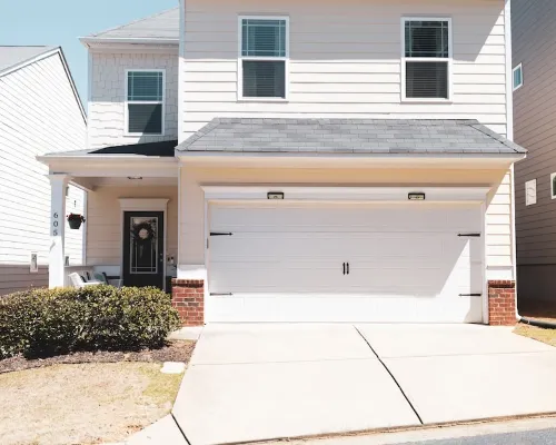 Beautiful Modern 3 Bedroom Home in Woodstock, GA Hotels in Woodstock