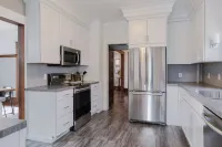 *HOT TUB* Character home minutes to downtown Fargo & NDSU!